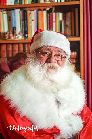 Viejito Pascuero entregando regalo
